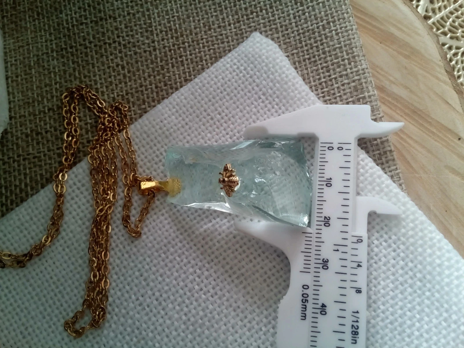 Ruwe aquamarijn steen ketting met bij – photo 4